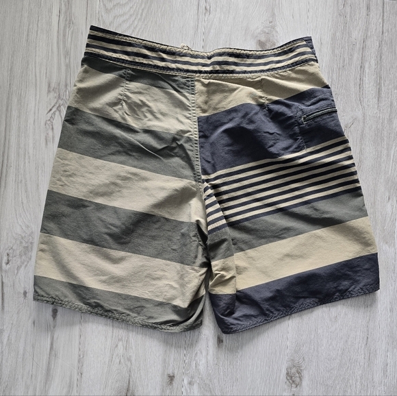 Patagonia | Wavefarer Fitz Stripe Basin Green activewear swim trunks | MENS 30" - Picture 10 of 11